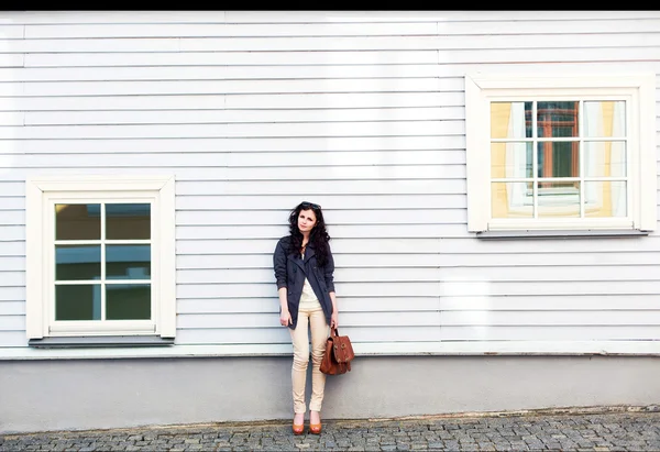 Femme posant contre un mur en bois — Photo