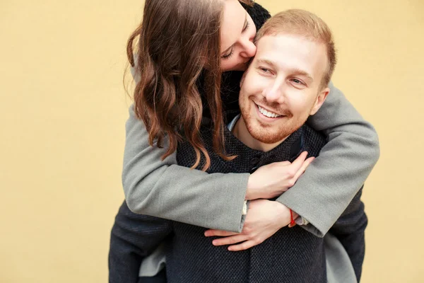 Felice giovane coppia sorridente in amore — Foto Stock