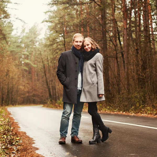 Jonge mode paar in de liefde, Outdoor — Stockfoto