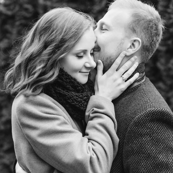 Retrato en blanco y negro de pareja enamorada — Foto de Stock