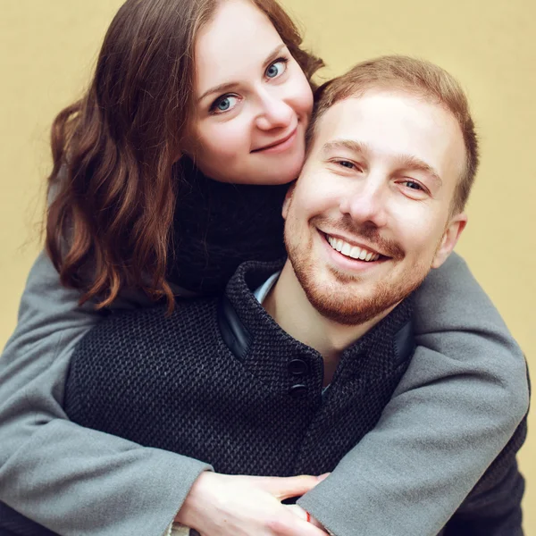 Feliz jovem casal sorridente no amor — Fotografia de Stock