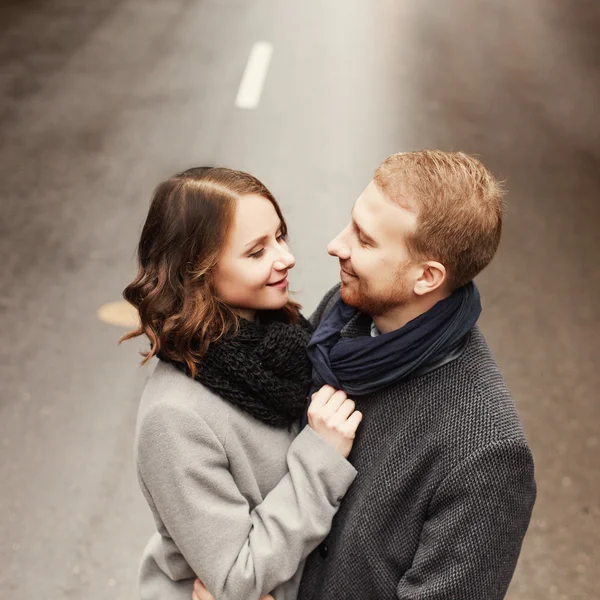 Jovem casal apaixonado na estrada — Fotografia de Stock