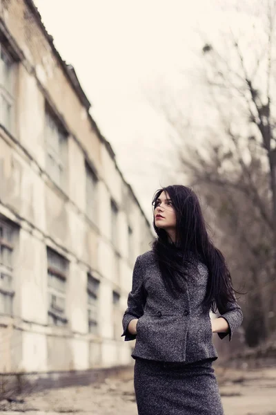 Young brunette woman posing outdoor — Stock Photo, Image