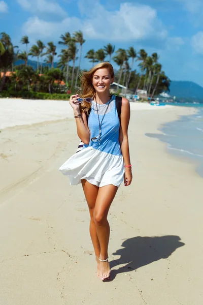 Vrouw plezier op het strand — Stockfoto