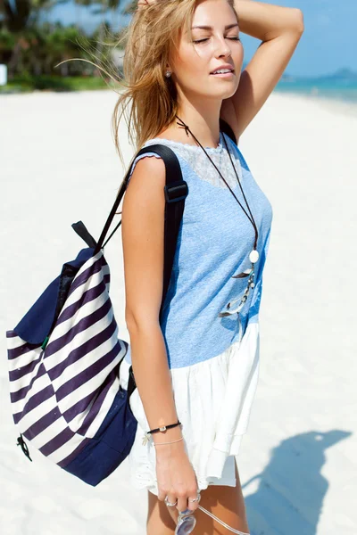 Vrouw plezier op het strand — Stockfoto