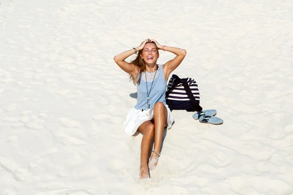 Fille posant sur la plage — Photo