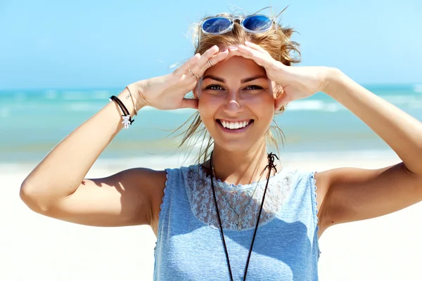 Молодая улыбающаяся женщина на океанском пляже — стоковое фото
