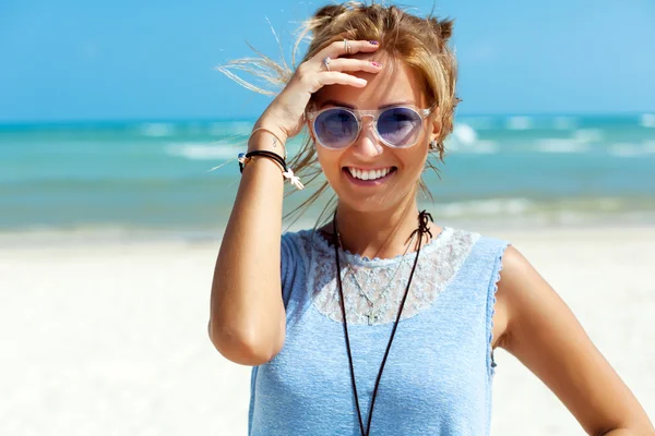 Meisje glimlachend en plezier op het strand — Stockfoto