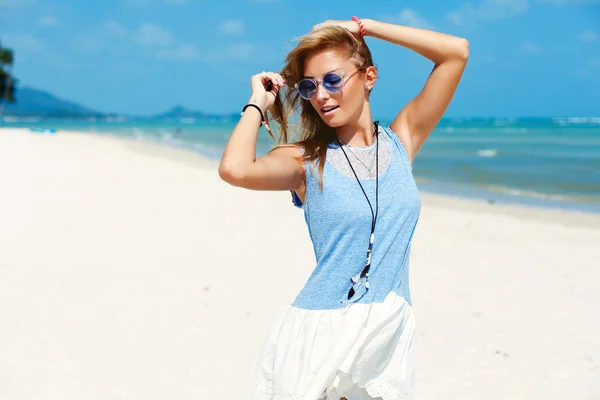 Jolie fille de mode blonde sur la plage — Photo