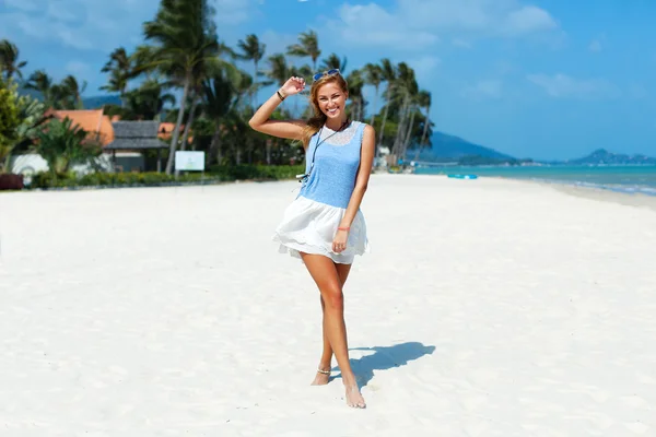 Mujer joven divirtiéndose en la playa —  Fotos de Stock