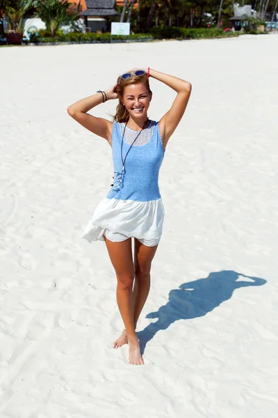 Sexy woman posing on the beach — Stock Photo, Image