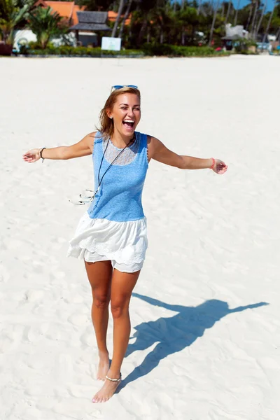 Femme heureuse dansant sur la plage — Photo