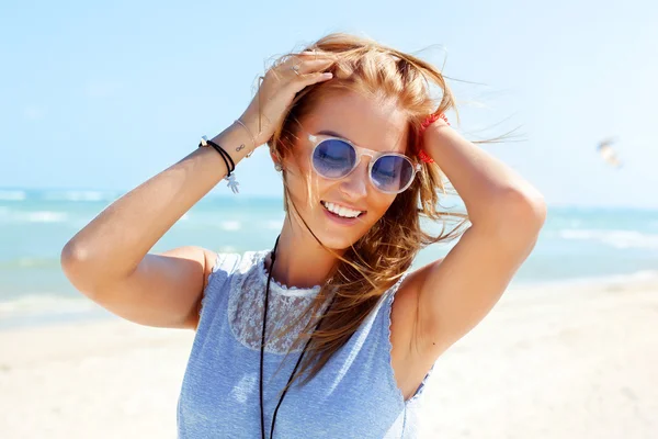 Mujer bronceada sonriente en la playa —  Fotos de Stock