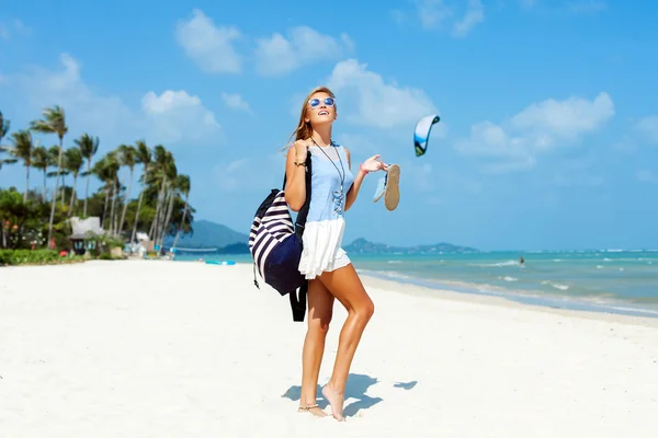 Žena s batohem pózuje na pláži — Stock fotografie