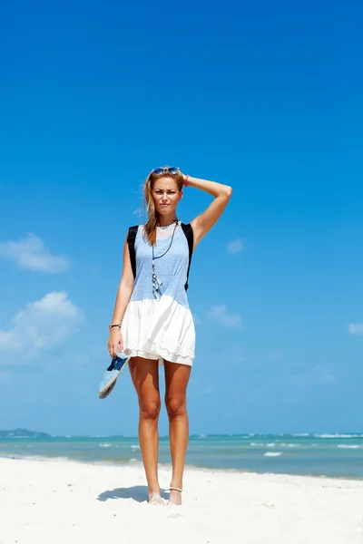 Vrouw in jurk van de mode op het strand — Stockfoto