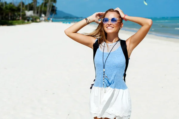 Femme en lunettes de soleil s'amuser en été — Photo