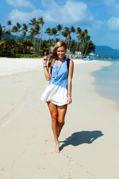 Blond meisje plezier op het strand — Stockfoto