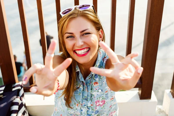 Sorrindo mulher se divertindo ao ar livre — Fotografia de Stock