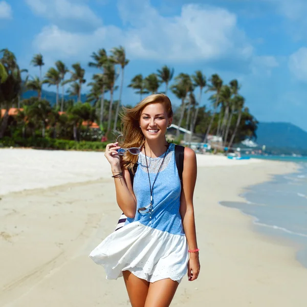 Vrouw plezier op het strand — Stockfoto