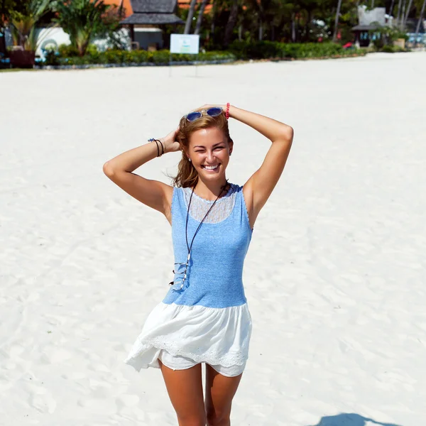 Femme sexy posant sur la plage — Photo