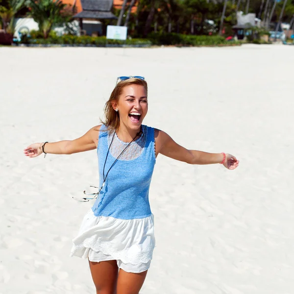 Gelukkige vrouw dansen op het strand — Stockfoto