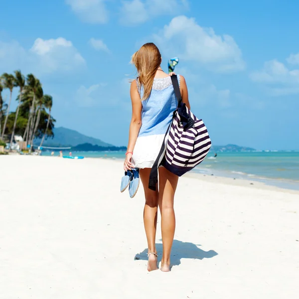 Žena s batohem na pláži, pohled zezadu — Stock fotografie