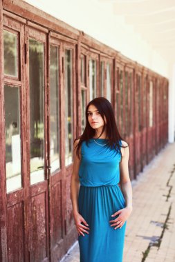 genç ve güzel esmer kadın