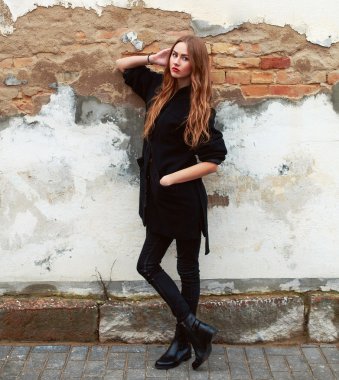 kadın ceket eski duvarının yakınında