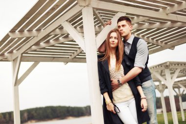 Açık havada aşık genç bir çift