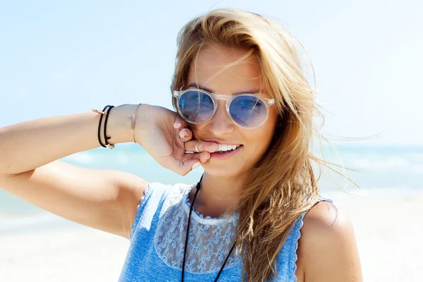 Νεαρό ξανθιά κορίτσι σε γυαλιά ηλίου στην παραλία — Φωτογραφία Αρχείου