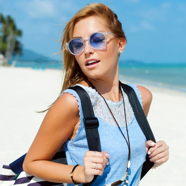 Mooie blonde mode meisje op het strand — Stockfoto