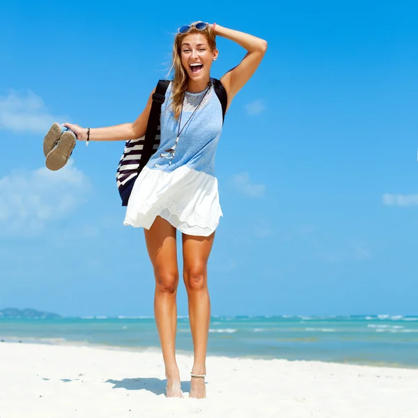 Vrouw plezier op het strand — Stockfoto