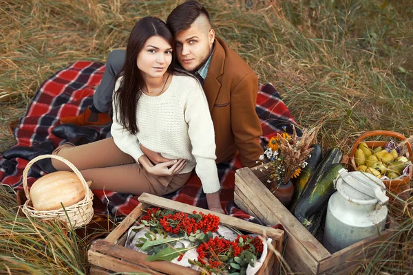Fashion couple in love outdoor in autumn — Stock Photo, Image