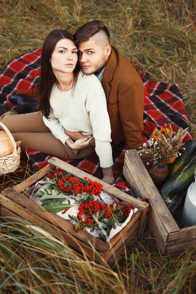 Casal de moda no amor ao ar livre no outono — Fotografia de Stock