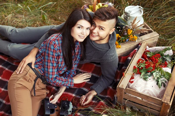 Pareja de moda al aire libre con cosas vintage — Foto de Stock