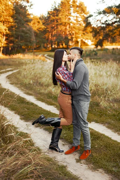 Sweet kiss of pretty couple outdoor — Stock Photo, Image