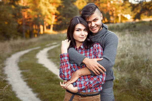 Casal de moda no amor ao ar livre — Fotografia de Stock