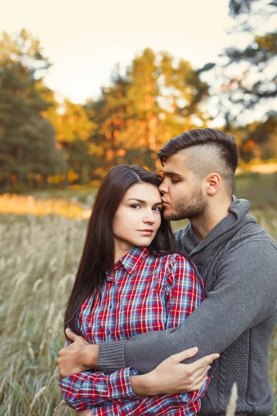 젊은 아름 다운 커플의 관능적인 초상화 — 스톡 사진