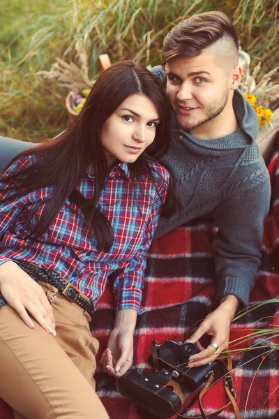 Bonito jovem casal apaixonado — Fotografia de Stock