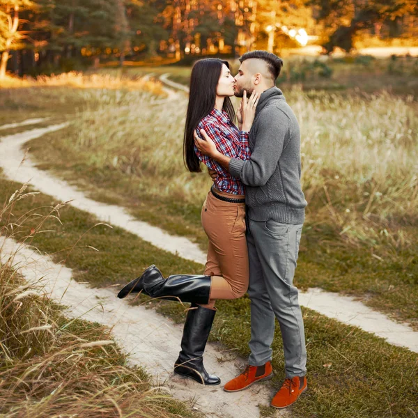 Doce beijo de casal bonito ao ar livre — Fotografia de Stock