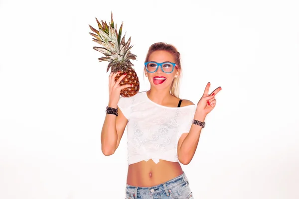 Mujer en gafas con piña mostrando lengua —  Fotos de Stock