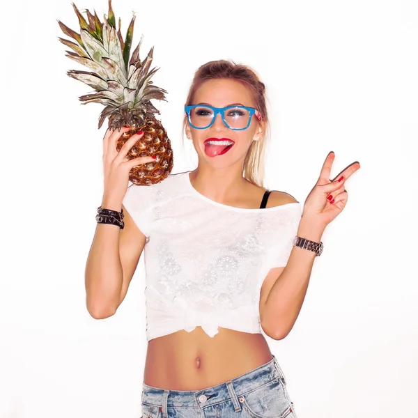 Mujer en gafas con piña mostrando lengua —  Fotos de Stock