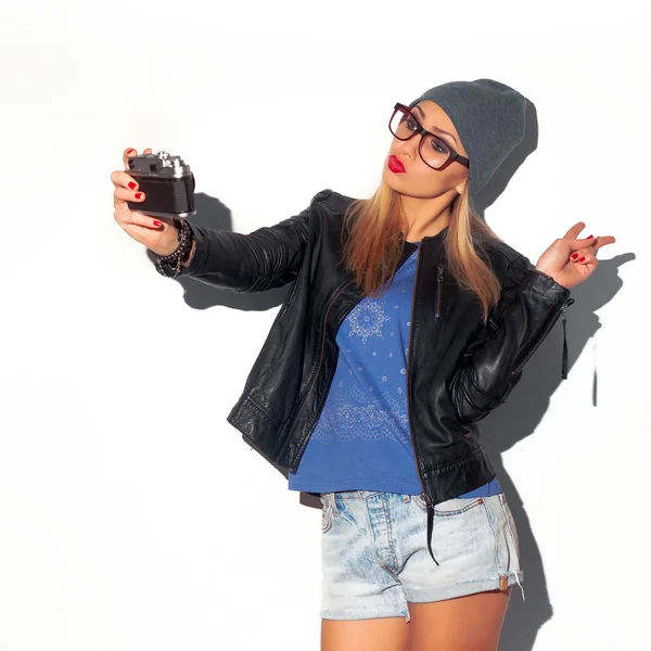 Vrouw selfie maken met vintage camera — Stockfoto