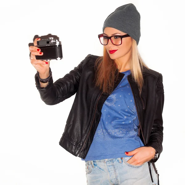 Vrouw selfie maken met vintage camera — Stockfoto