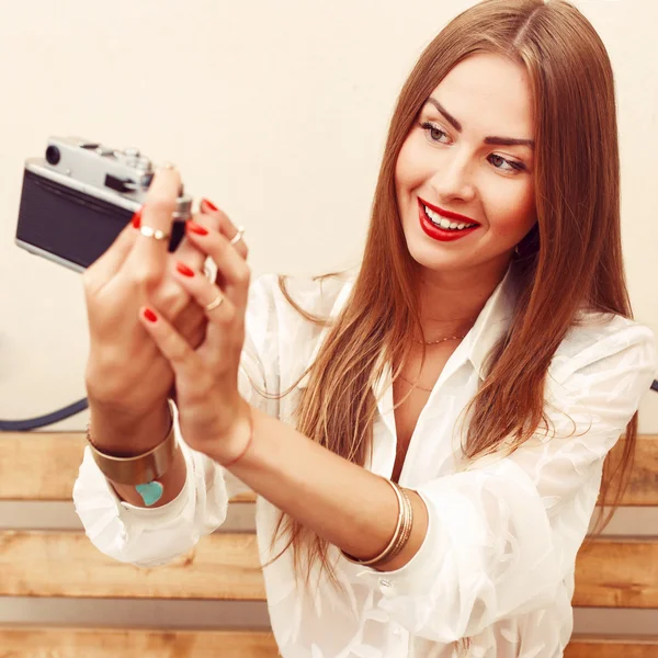Žena s selfie s filmovou kamerou — Stock fotografie