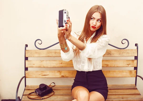 Frau macht Selfie mit Filmkamera — Stockfoto