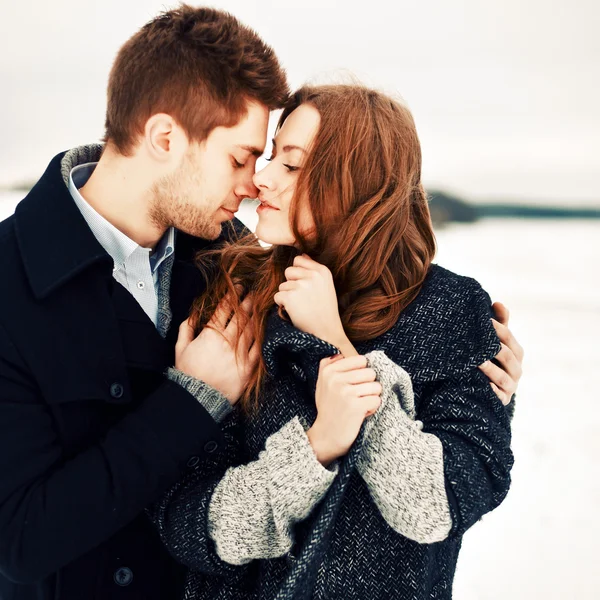 Jovem casal apaixonado no inverno — Fotografia de Stock