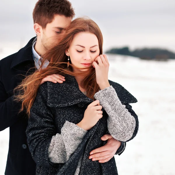 Pareja joven enamorada en invierno ventoso — Foto de Stock