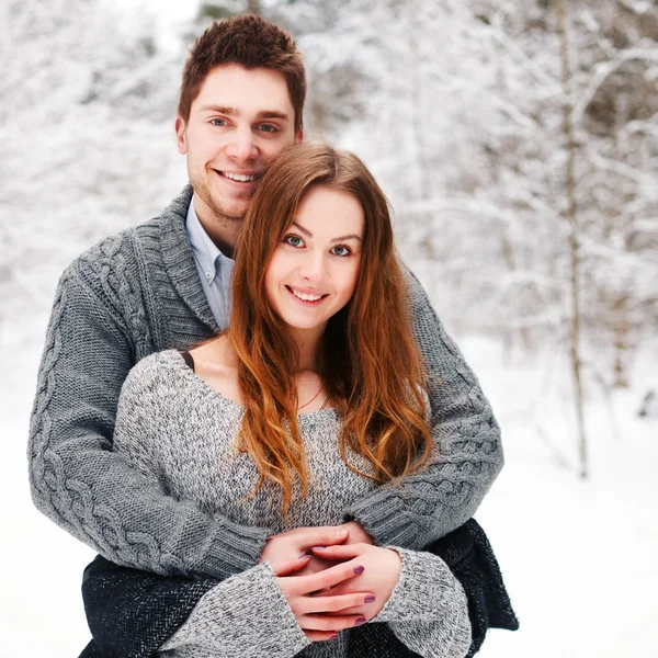 Casal apaixonado posando no inverno — Fotografia de Stock