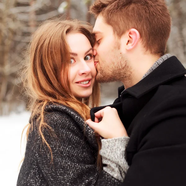 Hombre besar mujer en invierno bosque —  Fotos de Stock